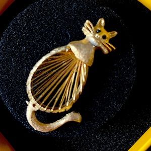 Vintage 1970’s gold tone cat brooch